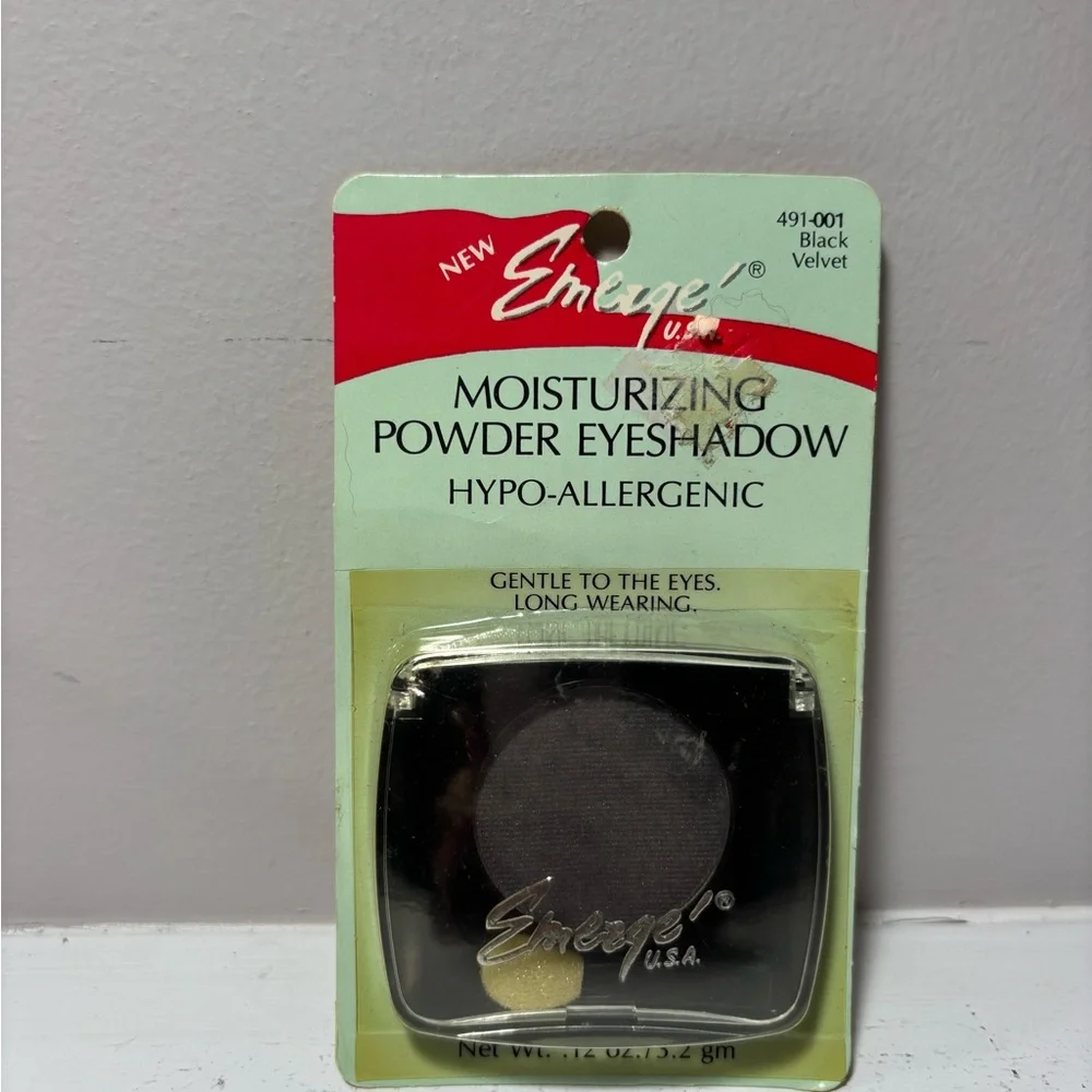 Emerge Black Velvet Moisturizing Powder Eyeshadow Talc